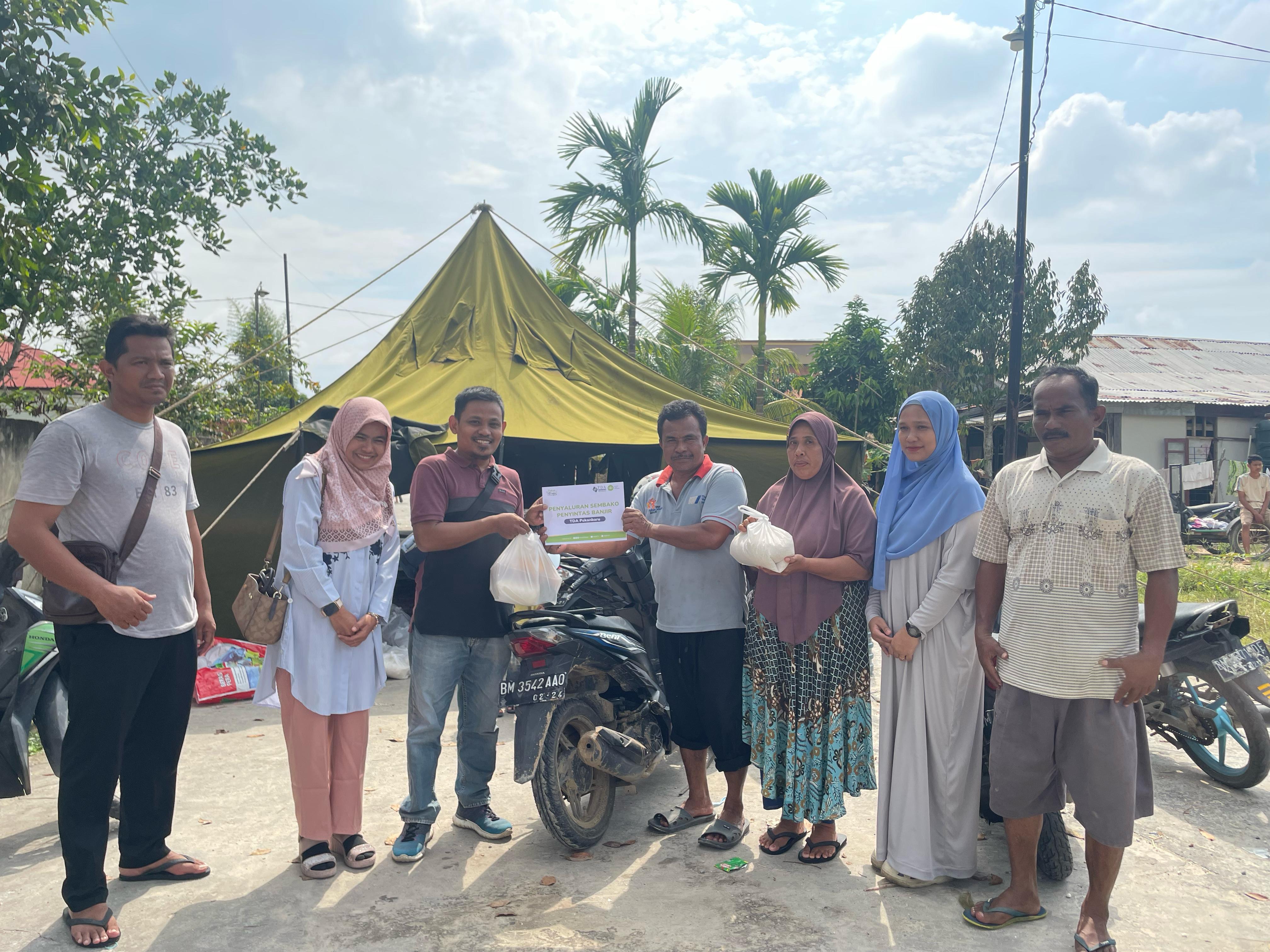 IZI Perwakilan Riau dan TDA Peduli Pekanbaru 8.0 Salurkan Bantuan ke Penyintas Banjir di Rumbai