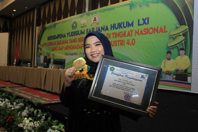 Kuliah Sambil Bisnis, Ayu Jadi Pemuncak Yudisium FH Unilak