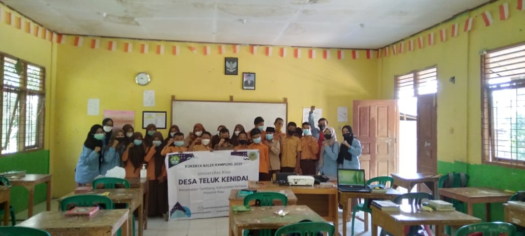Tim Kukerta Balek kampung UR Berikan Materi Belajar ke Siswa SMPN Satu Atap Teluk Kenidai