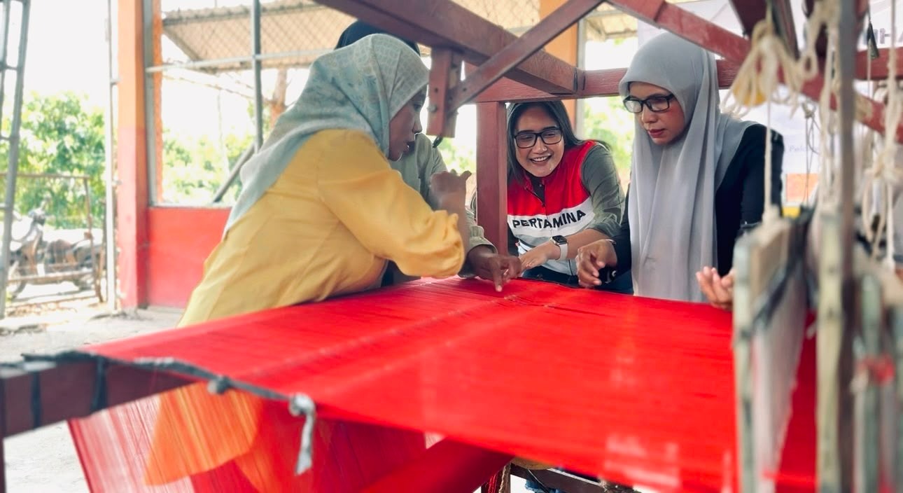 Merajut Kembali Mimpi yang Hanyut, Pengrajin Tenun Srikandi Serumpun Bangkit Bersama PHR