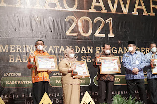 Inhil Sabet Kabupaten paling Informatif di KI Riau Award 2021