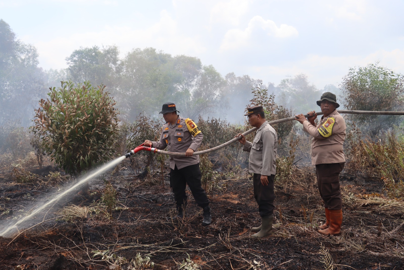 Padamkan Karhutla di Tanjung Palas, Kapolres Dumai Imbau Seluruh Masyarakat Tidak Membakar Lahan Sembarangan