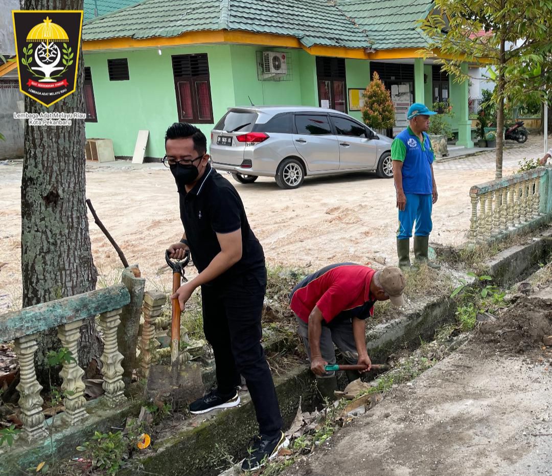 Goro Bersama Warga Tobek Godang, Pengurus LAMR Kota Pekanbaru Ikut Bersihkan Got