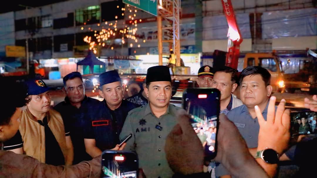 Satgas Pengamanan Aset Kota Pekanbaru Bongkar Satu Unit Bando Reklame di Jalan Riau