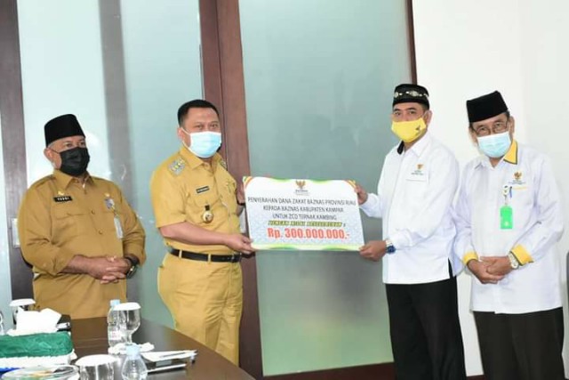 Baznas Riau Serahkan Dana ZCD ke Mustahik Kampar