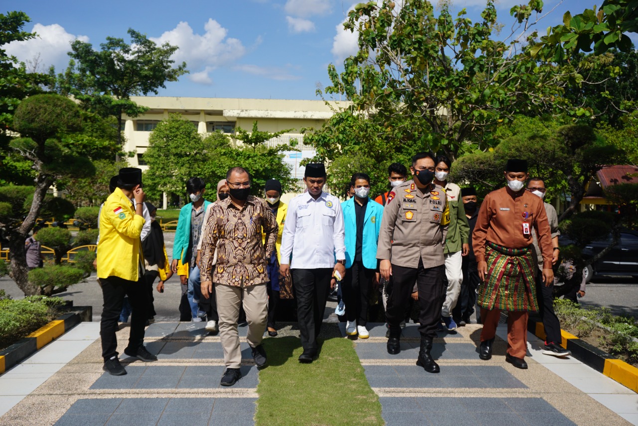 Kapolda Riau Jadi Narasumber Diskusi Publik BEMSRI di Unilak