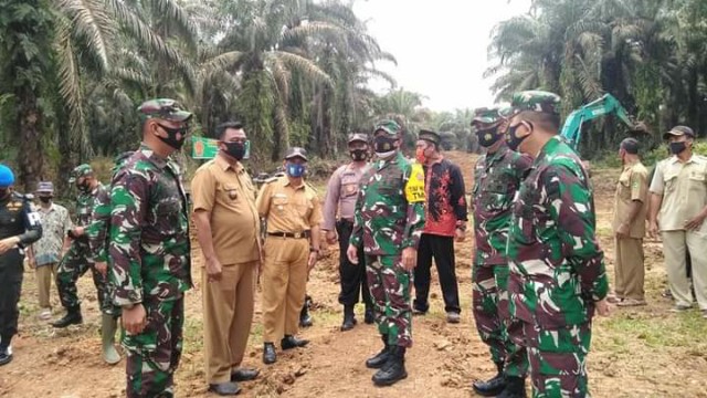 Danrem 031/WB Dampingi Aster Panglima TNI Tinjau RTLH dan TMMD di Inhu