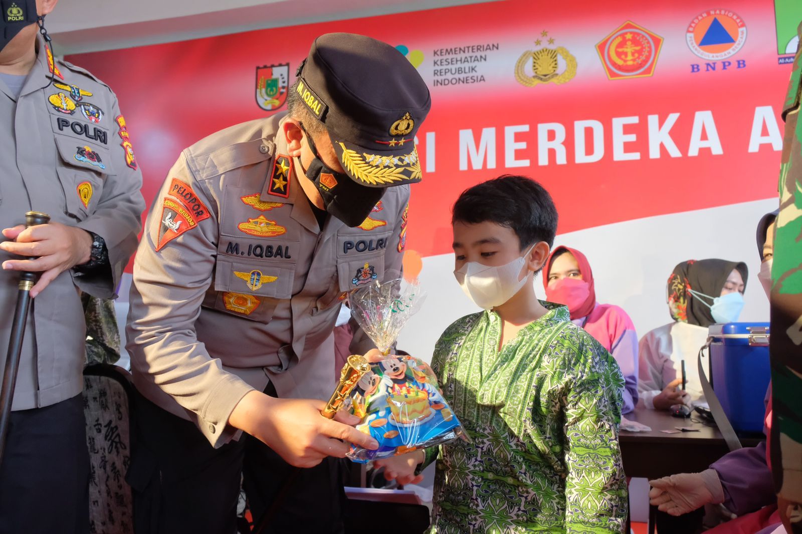 Kapolda Riau Berikan Bingkisan ke Anak-Anak Peserta Vaksin Serentak