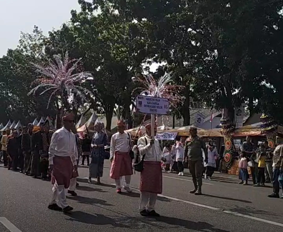 58 Pasangan Berpakaian Adat Mewarnai Parade Bhinneka Tunggal Ika di Riau
