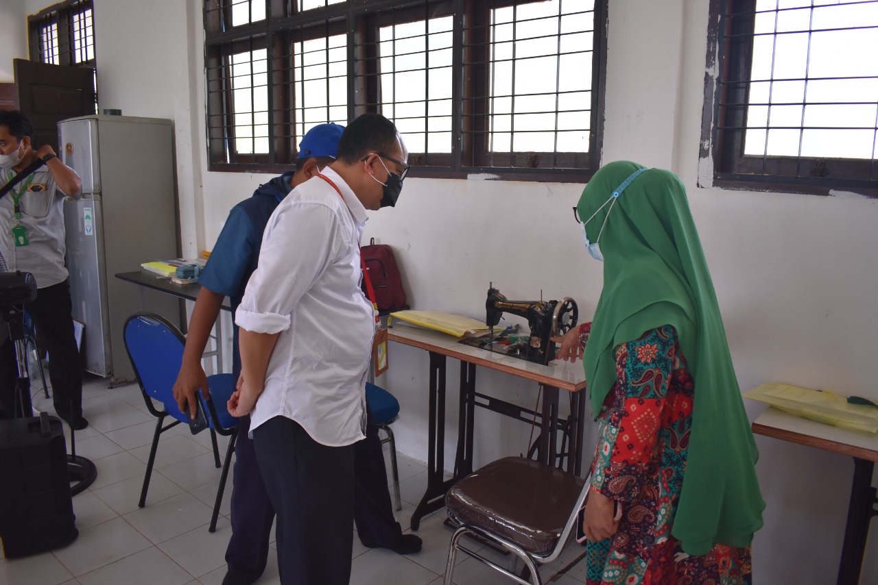 IZI Riau Bersama Laznas PHR Latih Perempuan Milenial Program Ketrampilan Menjahit