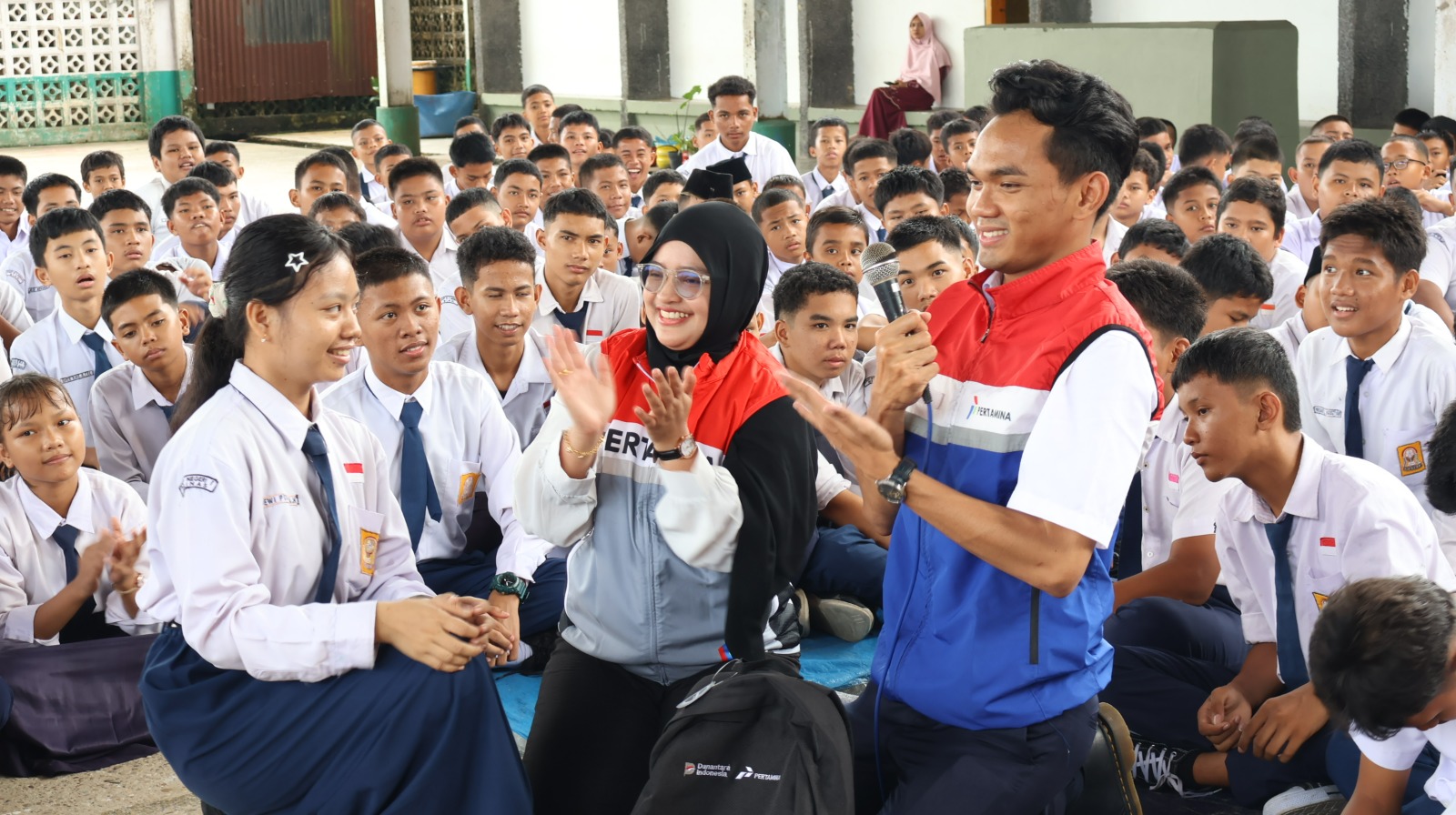 Tas Baru, Energi Baru: Senyum Siswa Minas Sambut HUT ke-1 Danantara