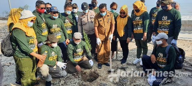 Rangkaian HPN, PWI Riau Bersama BPDASHL Inrok Tanam 100 Bibit Cemara Pantai di Rupat