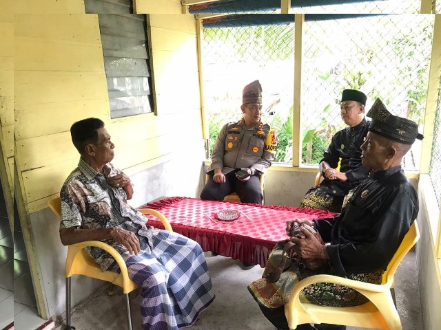 Bezuk Ketua MKA LAMR Meranti, Kapolres Berikan Support Serta Doa