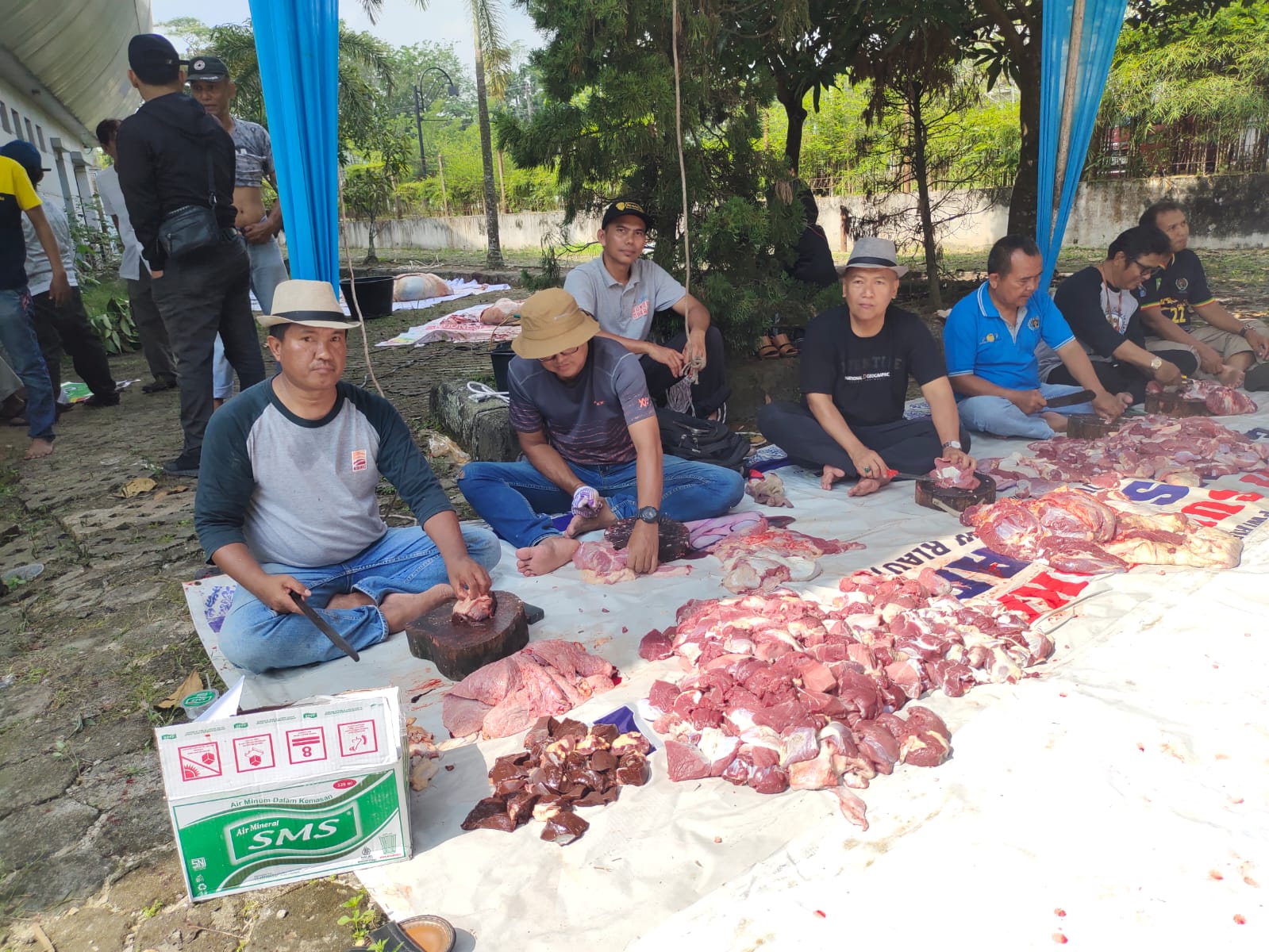 Sembelih 5 Ekor Sapi dan 2 Ekor Kambing, Ratusan Kantong Daging Qurban Dibagikan ke Anggota PWI Riau dan Masyarakat