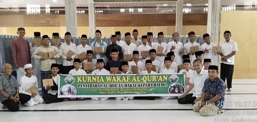 Kurnia Wakaf Al Qur’an Bagikan Mushaf ke Santri Ponpes Insan Cendekia Kampar