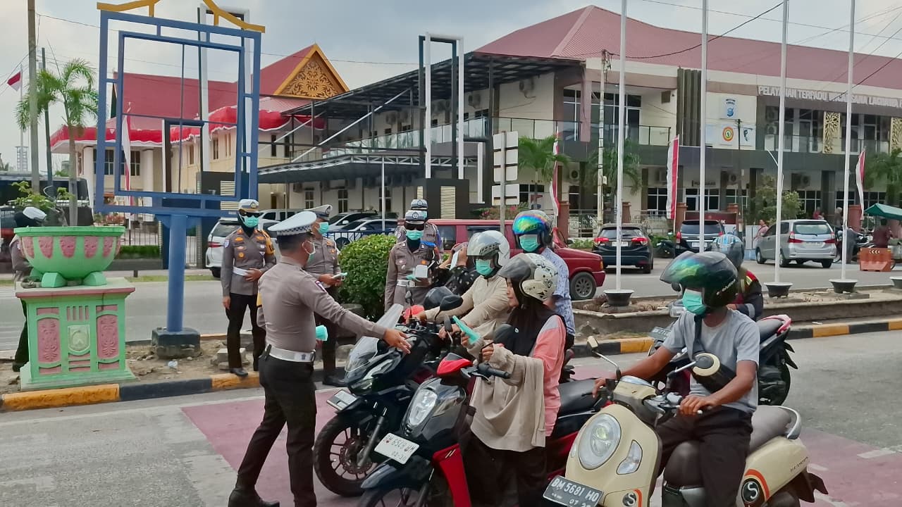 Satlantas Polres Dumai Sosialisasikan Tertib Berlalulintas dan Bagikan Masker ke Pengguna Jalan