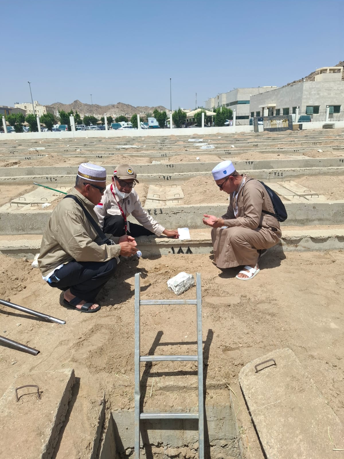 Karom dan Karu Kloter BTH 09 Ziarah ke Makam Almarhumah Marati di Maqbarah Syara'i Makkah