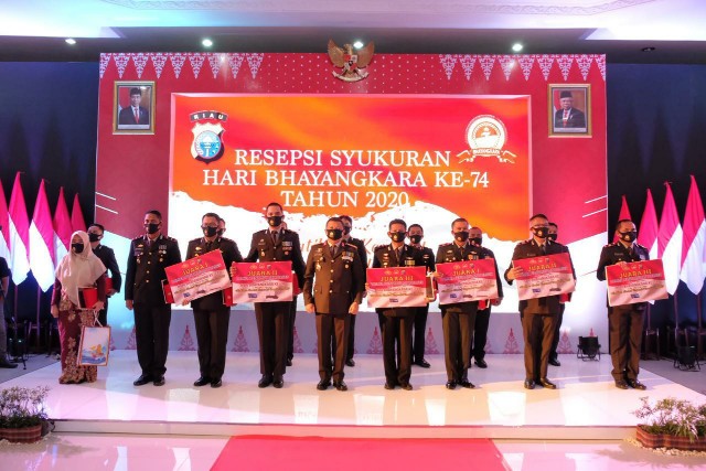 Kapolda Riau Serahkan Penghargaan ke Polisi Berprestasi dan Polisi Teladan