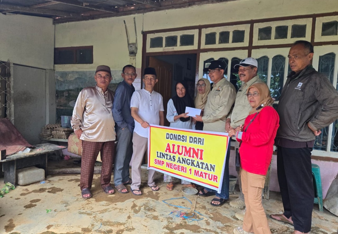 Ketua Iluni SMPN 1 Matur Angkatan 86 Serahkan Bantuan ke Rekan Sejawat Terdampak Longsor di Pauh dan Sidang Tangah