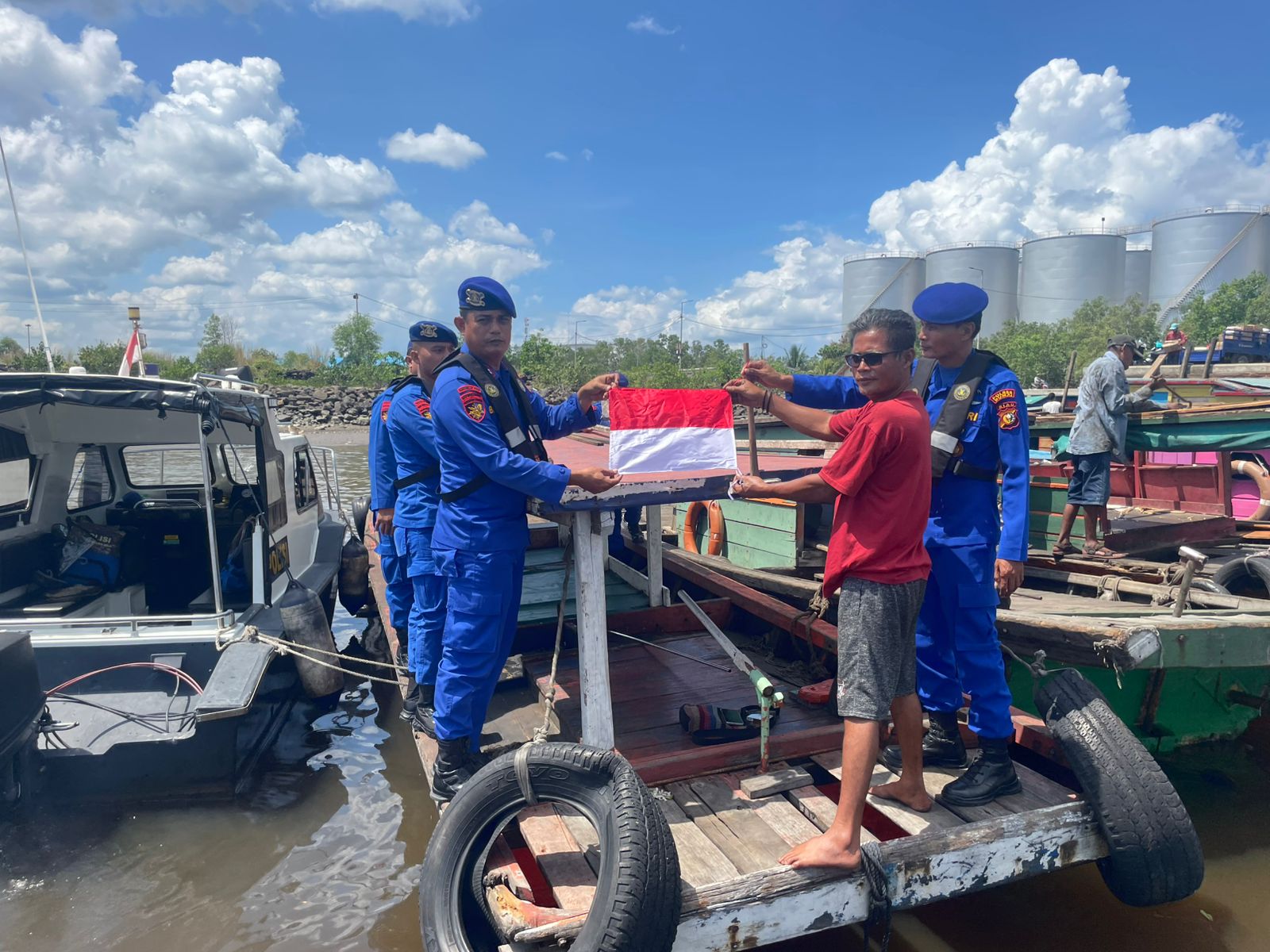 Satpolair Polres Dumai Membagikan Bendera Merah Putih ke Nelayan