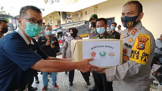 Yayasan Budha Tzu Chi Indonesia Serahkan Bantuan 10 Ton Beras ke Polresta Pekanbaru
