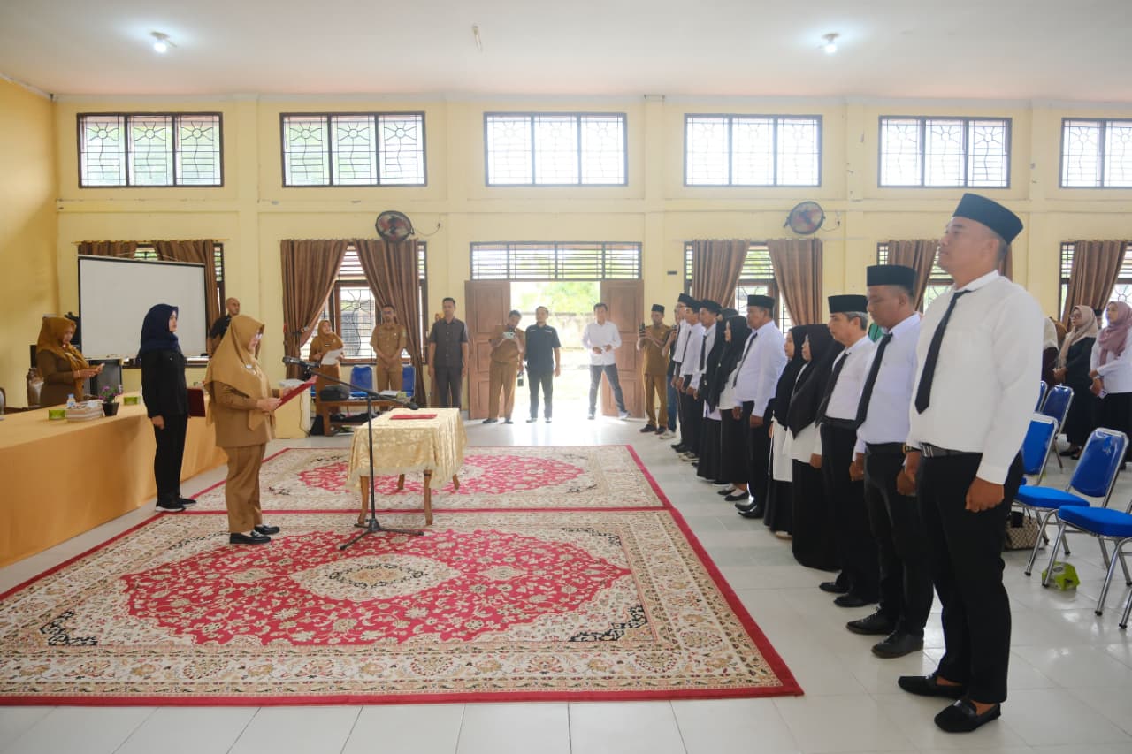 Lantik 11 Orang PAW Bapekam, Afni: Perkuat Sinergi dan Bekerjasama Secara Optimal