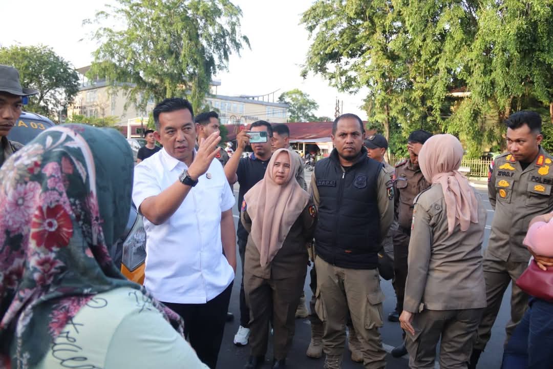 Satpol PP Bersama TNI dan Polisi Tertibkan PKL di Pedestrian Masjid Raya An Nur Pekanbaru