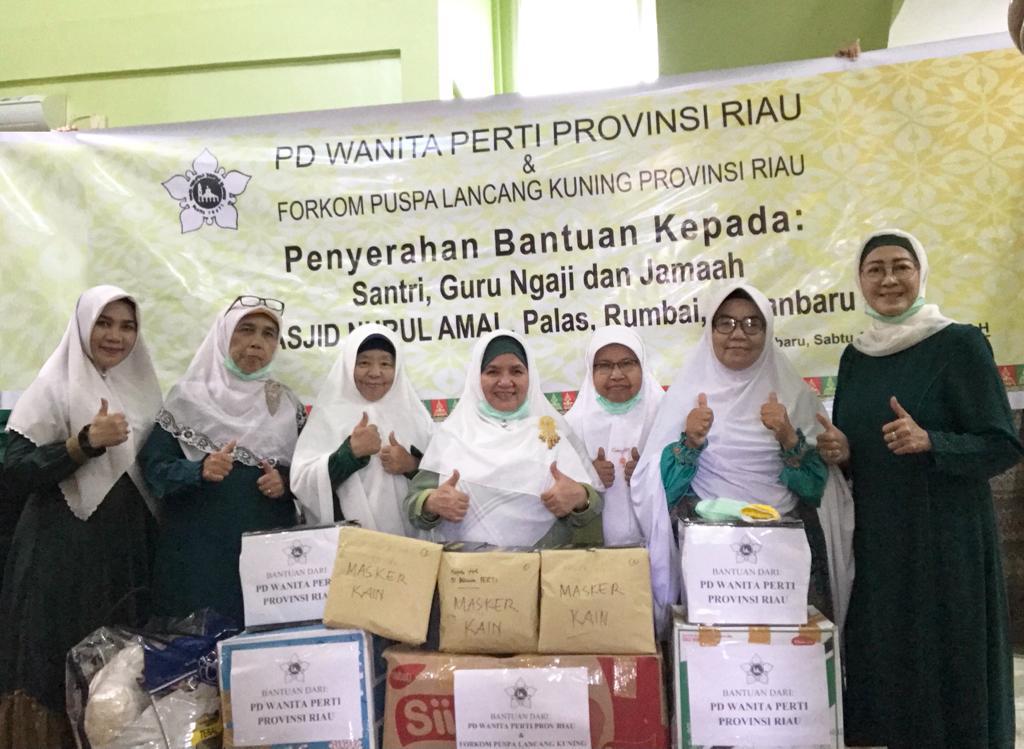 WP Perti Riau Serahkan Santunan ke Santri, Guru Ngaji Masjid Nurul Amal Palas