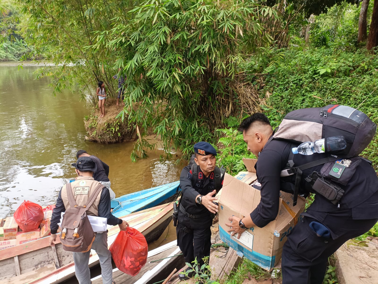 Batalyon C Pelopor Satbrimobda Riau Salurkan Bantuan Sembako ke Pelosok Desa di Inhu