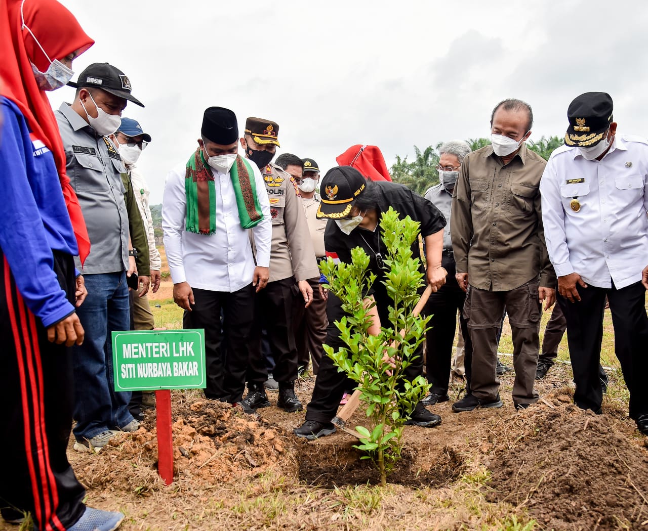 Hari Ibu, Menteri LHK Tanam Pohon Buah di UPSA Kemang Pangkalan Kuras