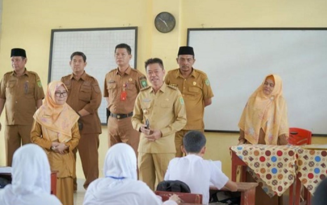 Tinjau Pelaksanaan UAS di SMPN 1 Bangko, Bupati Rohil Berikan Motivasi ke Siswa