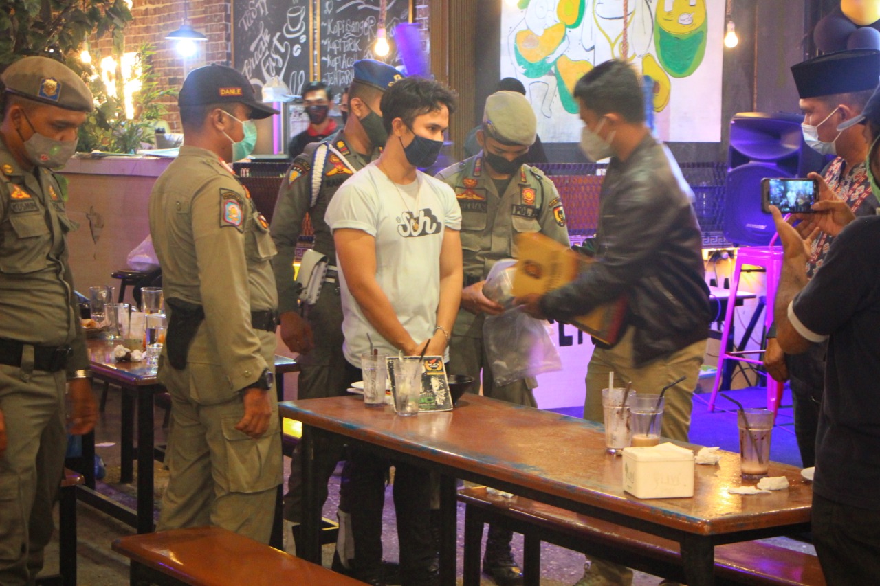 Polresta Pekanbaru Gelar Operasi Gabungan Yutisi Penegakan Prokes di Pusat Keramaian dan Cafe