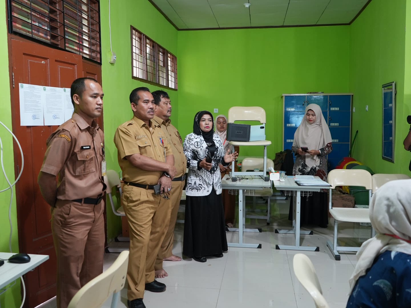 Pantau TKA di SMPN 1 Mempura, Sekda Siak Mahadar Dorong Siswa Adaptif di Era Digital