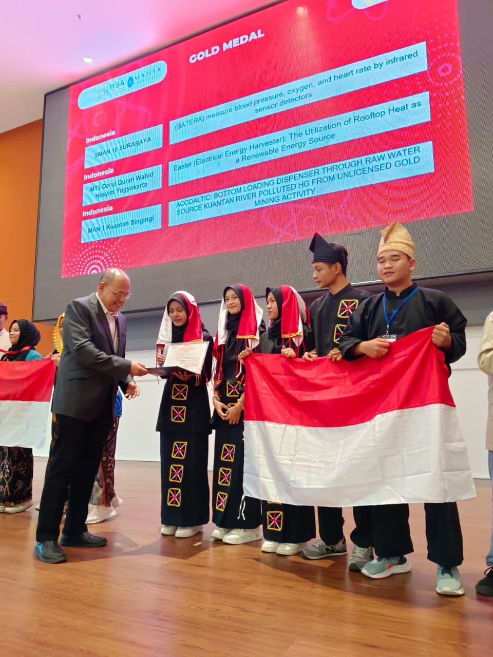 Ajang WISE Internasional Malaysia, Dua Tim Riset MAN 1 Kuansing Raih Medali Emas
