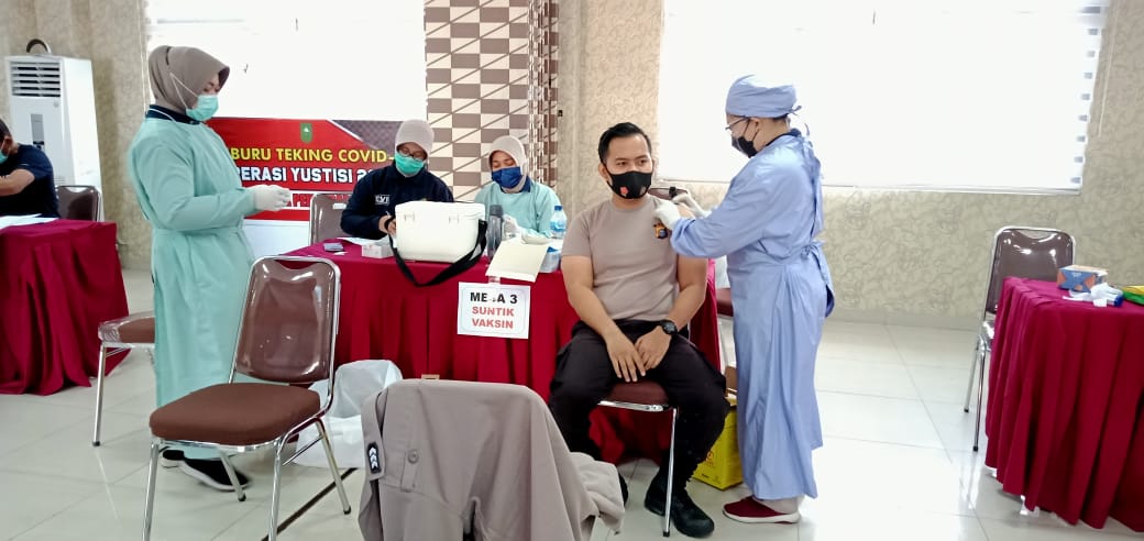 Personel Polresta Pekanbaru Ikuti Vaksinasi Covid-19 Tahap Dua