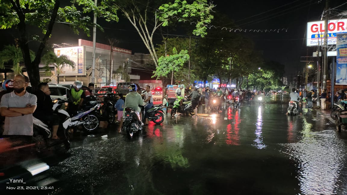 Memasuki Kota Medan, Motor Tim JKW-PWI Mogok Terjebak Banjir Setinggi Satu Meter