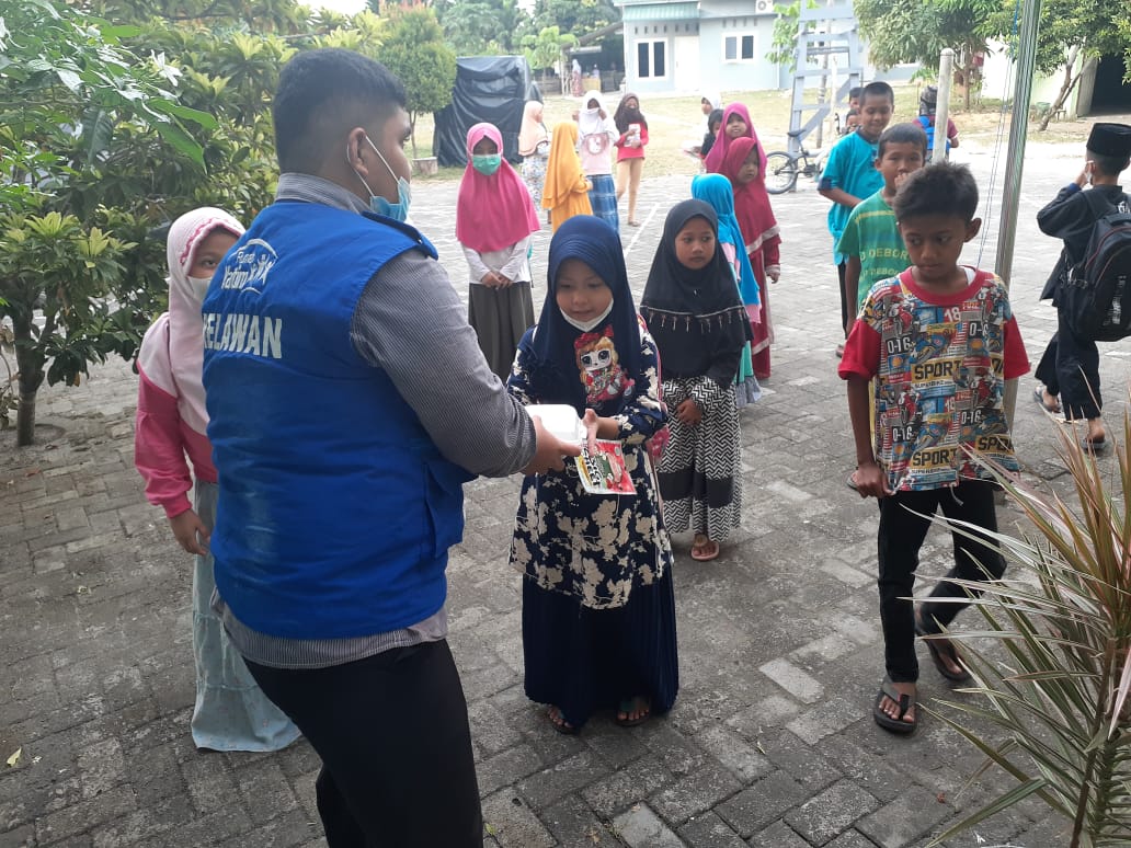 Anak Asuh Rumah Yatim Riau Bagikan Paket Makan Malam ke Anak Yatim dan Dhuafa