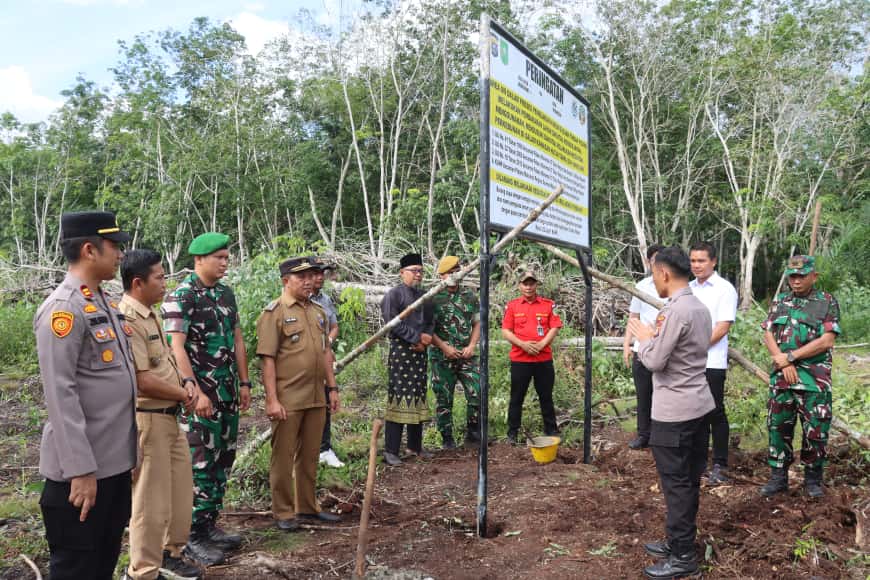 Polres Dumai Bersama Forkopimda Pasang Plang Peringatan Karhutla di Bukit Kayu Kapur