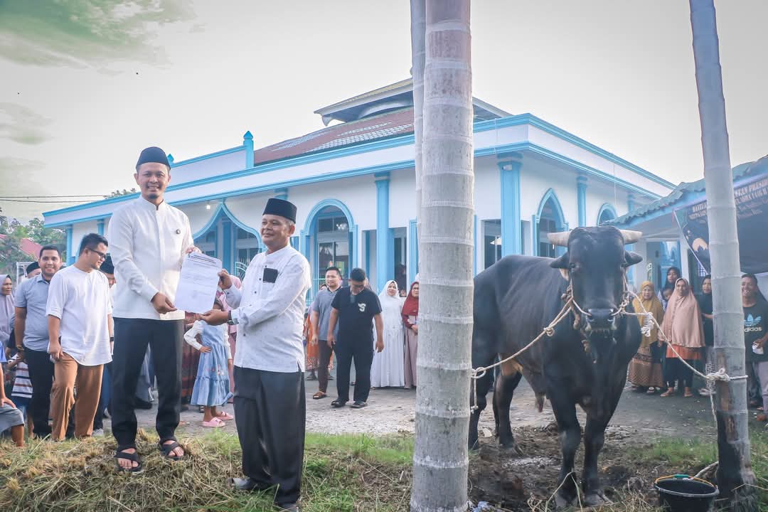 Wako Pekanbaru Serahkan Sapi Qurban Bantuan Presiden RI ke Warga RW 04 Sri Meranti
