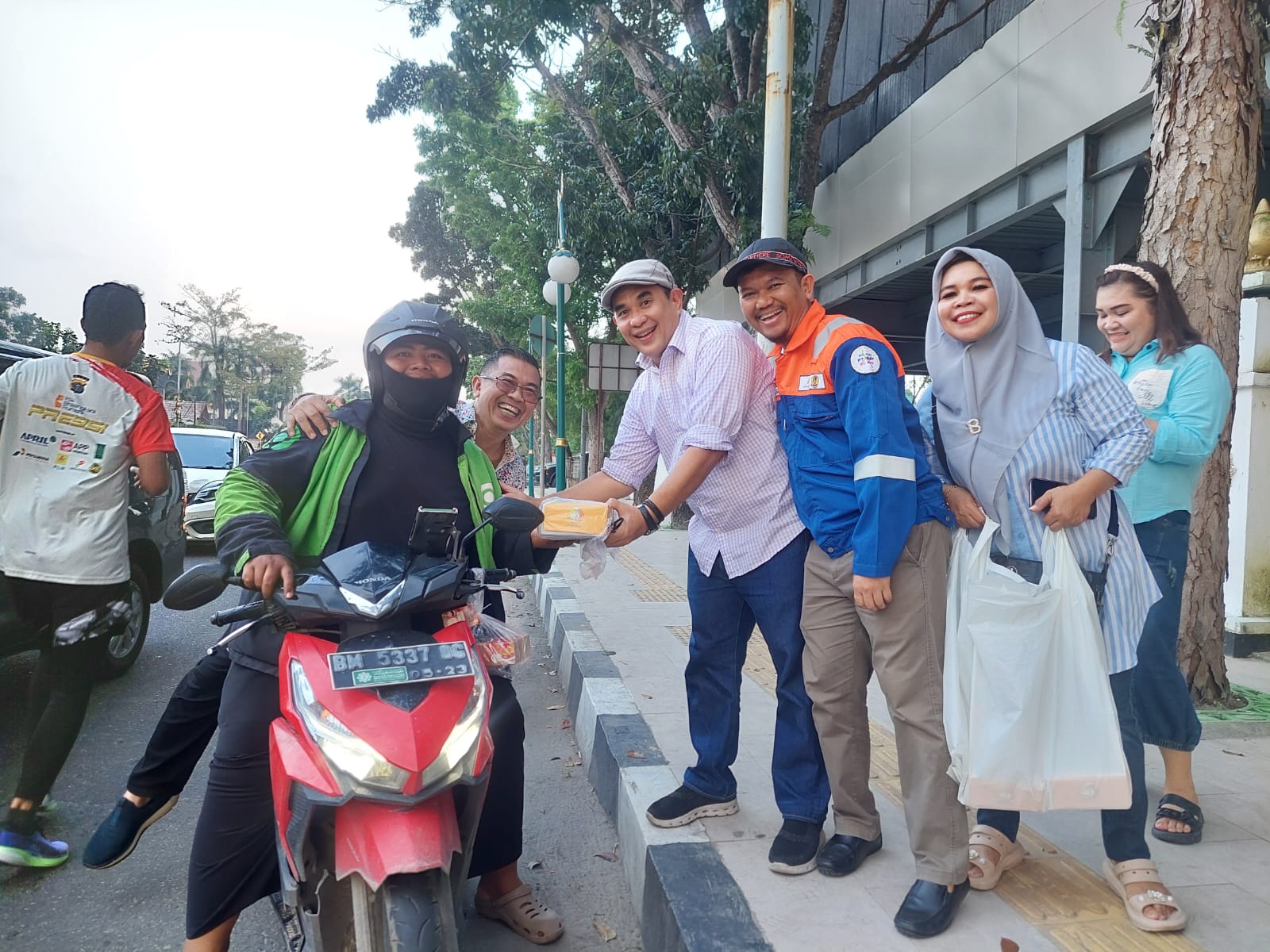 PT BSP Bersama PWI Riau Bagi-Bagi Bingkisan Buka Puasa ke Warga Pekanbaru