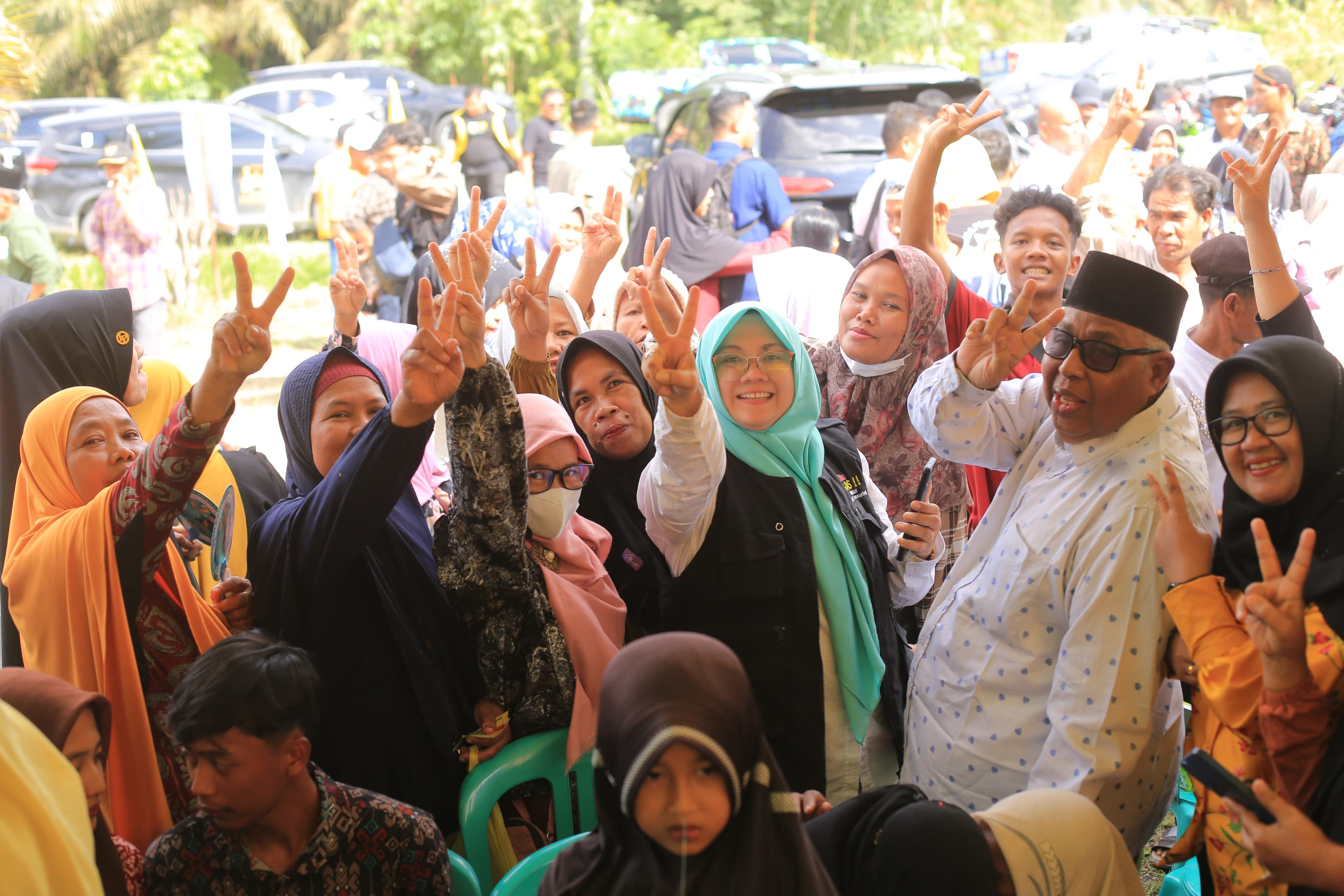Ratusan Masyarakat Pangkalan Pisang Sambut Kedatangan Syamsuar-Mawardi M Saleh serta Afni Z-Syamsurizal