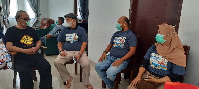 Silaturahmi ke Kediaman Wartawan Senior, PWI Riau Serahkan Bingkisan dan Sagu Hati