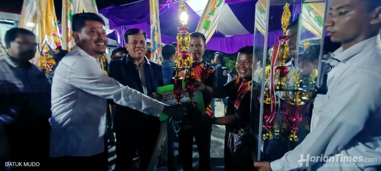 Suhardiman Amby Serahkan Hadiah dan Piala Bergilir Kepada Sang Jawara Untung Sakato Tuah Nagoghi Waka I DPRD Kuansing