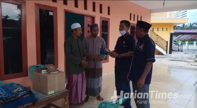 DPD NasDem Kuansing Berikan Bantuan Al-Qur'an dan Sajadah Ke Ponpes Bahrul Ulum