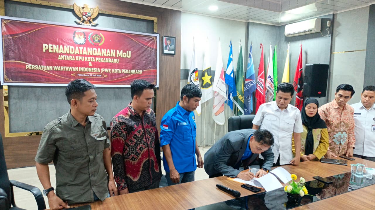 KPU dan PWI Pekanbaru Teken MoU Perkuat Sinergi Informasi dan Tangkal Hoaks Pemilu