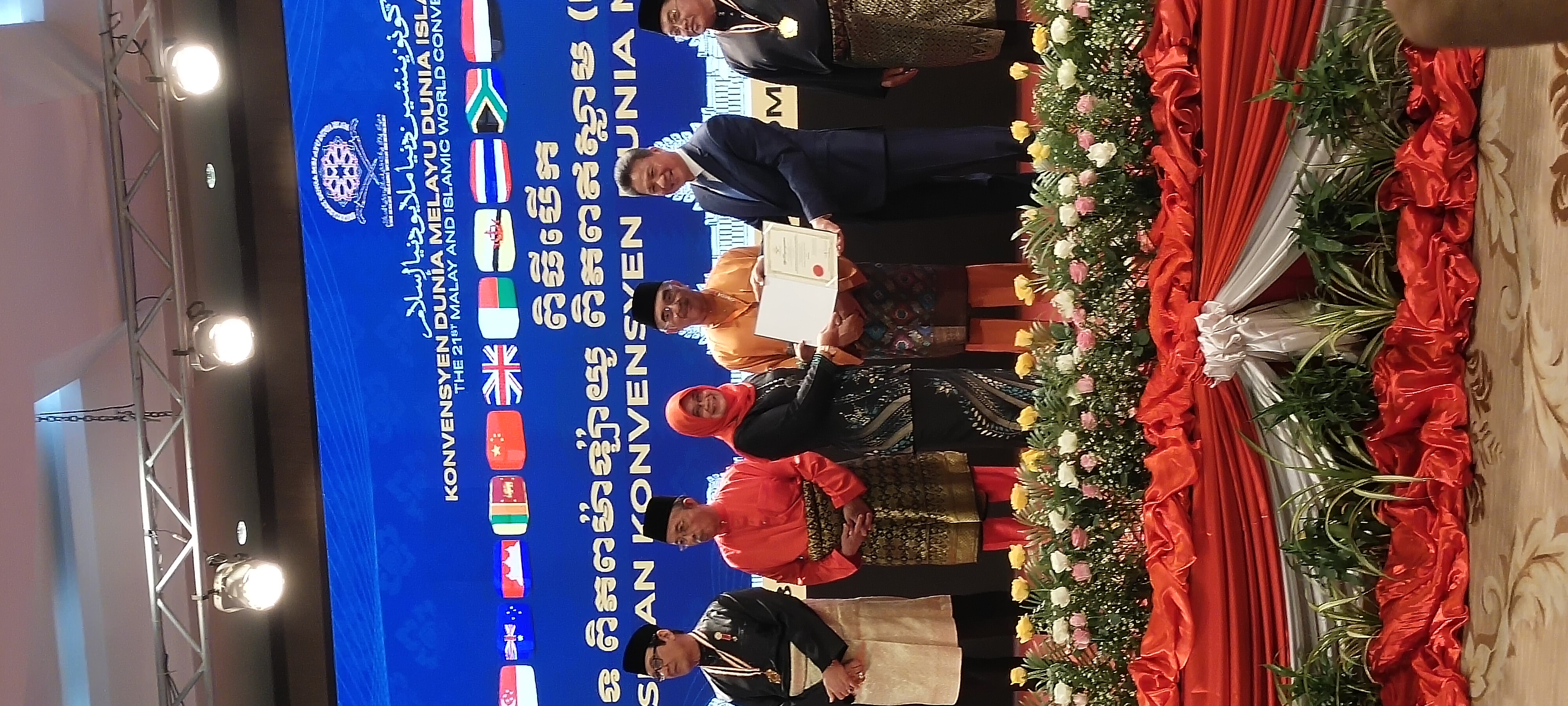 Bupati dan Ketua DMDI Bengkalis Raih Anugerah Tun Fatimah dan Hang Tuah DMDI