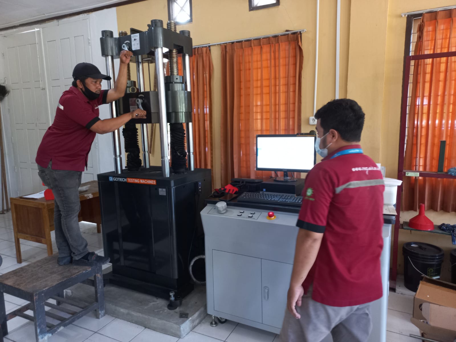 Labor Fakultas Teknik Mesin UIR Kini Memiliki Alat Uji UTM hingga 50 Ton