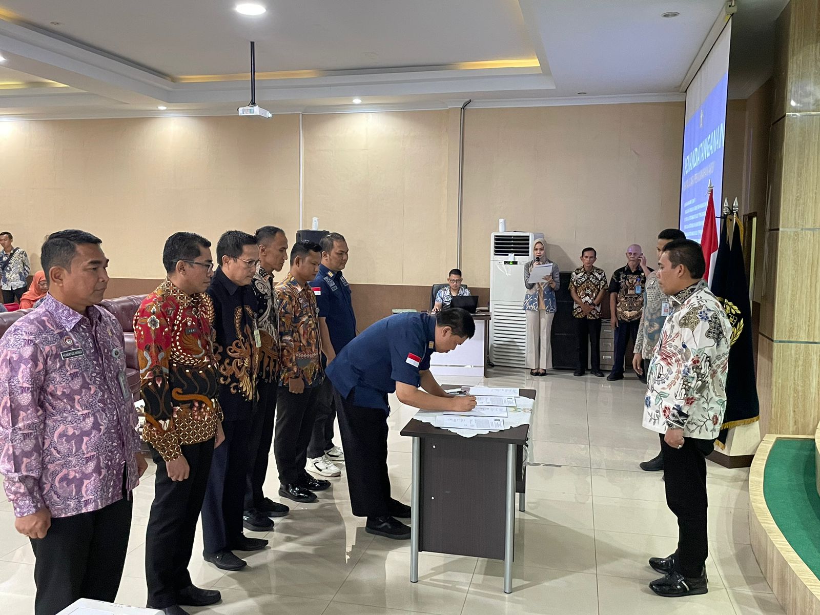 Permudah Layanan, Imigrasi Pekanbaru Gandeng PT Posindo Antar Paspor ke Rumah Pemohon