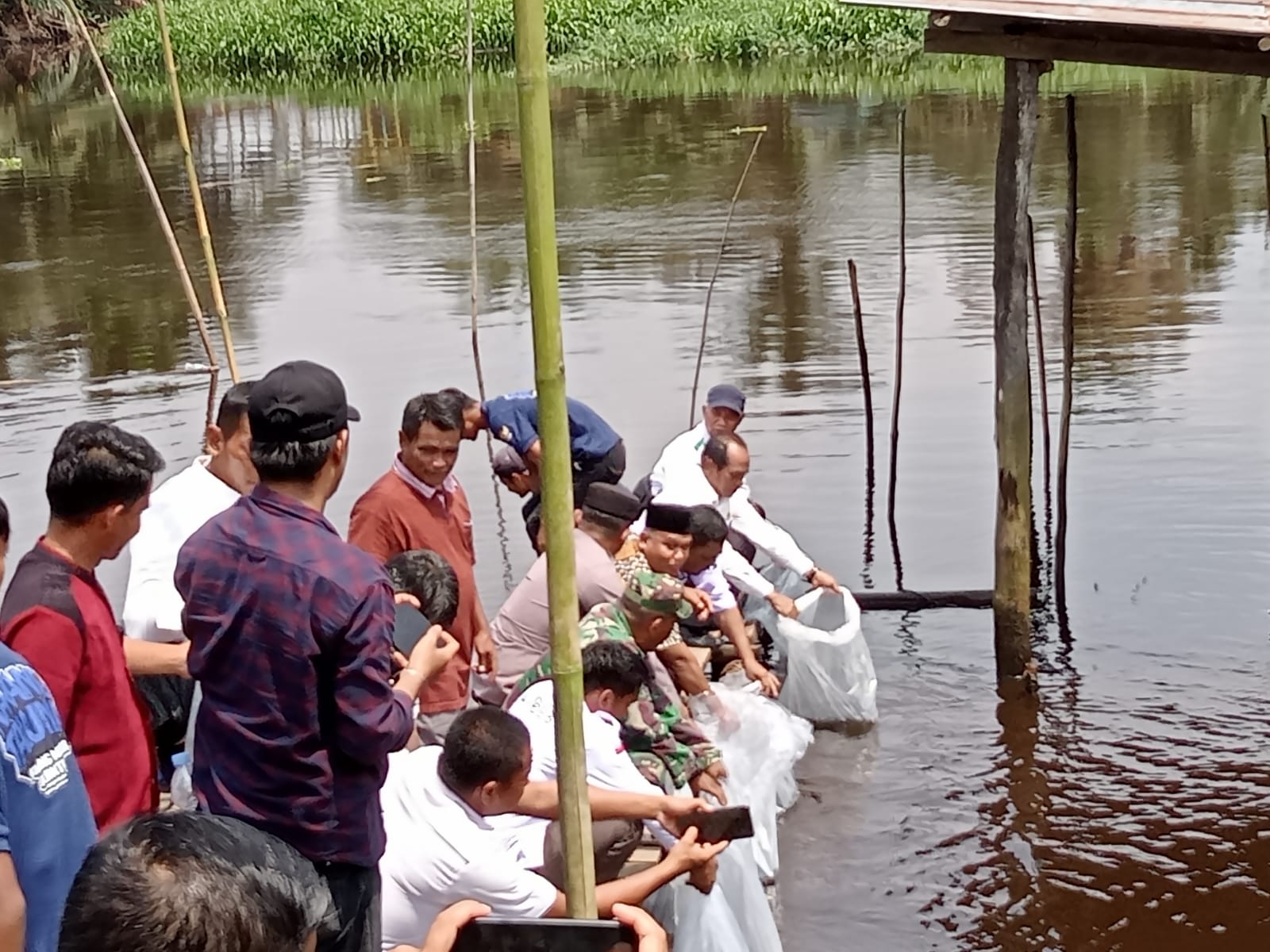Dosen Faperta UIR Tebar 6.000 Benih Ikan Baung dan Selais di Sungai Mandau