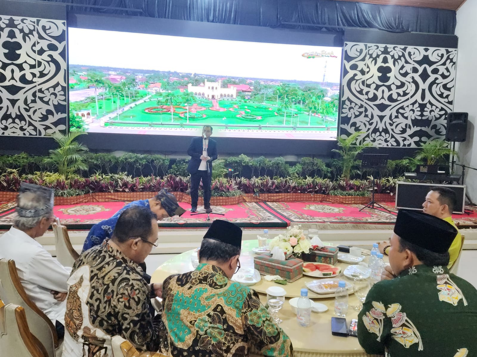 110 Peserta Rakernas III Dewan Pendidikan se Indonesia Anjangsana ke Istana Siak